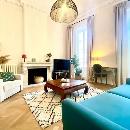 Le Questel - In The Heart Of The With Nîmes